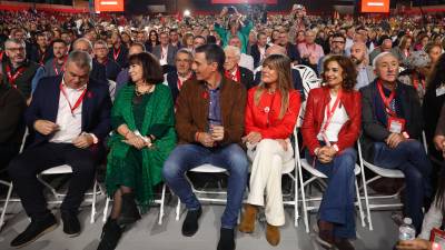 El presidente del Gobierno, Pedro Sánchez (c), su mujer Begoña Gómez (2d), la vicesecretaria general del PSOE y ministra de Hacienda, María Jesús Montero (d), la presidenta del PSOE, Cristina Narbona (i), el secretario de organización del partido, Santos Cerdán (i) y el secretario general de UGT, Pepe Álvarez (d) durante el 41 Congreso Federal del PSOE reunido en Sevilla este domingo. Foto: EFE