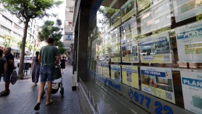 La compraventa de viviendas también aumentó un 0,9% en el mes de agosto. foto: pere ferré/DT