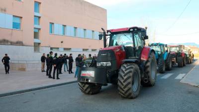 Concentració de pagesos i tractors davant del jutjat d’Amposta. Foto: ACN