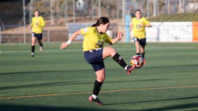 La jugadora del Riudoms, Júlia Vernet, controla el esférico. Foto: Alba Mariné