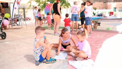 La gincana empezó y acabó en la plaza Miquel Martí i Pol, donde también hubo celebración. foto: Alba Mariné