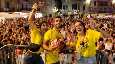 Membres del Col·lectiu del Masclet i el públic rebent les botes a la plaça del Mercadal plena. Foto: Alba Mariné