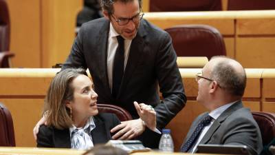 El portavoz del PP, Borja Sémper (de pie), habla con el portavoz parlamentario del partido, Miguel Tellado, durante el pleno del Congreso, reunido excepcionalmente en el Senado, que debate la convalidación de tres decretos del Gobierno con medidas para amortiguar la crisis. Foto: EFE