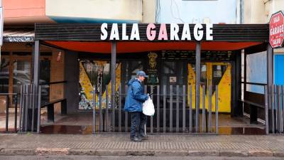 El pasado sábado la sala abrió por última vez y se despidió de sus clientes más habituales. foto: Alba Mariné