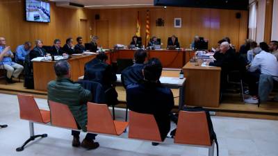 Vista general de la sección II de la Audiencia de Tarragona al inicio del juicio oral por el caso del fraude en los exámenes del carnet de conducir vinculado a las autoescuelas Roquetes-Temple. Foto: ACN