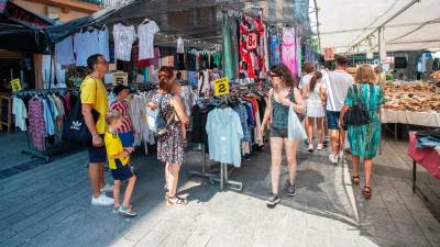 Buena parte de las paradas del mercadillo de Corsini vende ropa de segunda mano. Foto: Marc Bosch