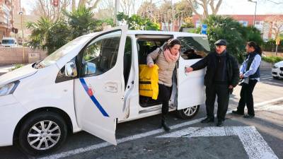 Un taxi fent un servei, ahir a la plaça del Nen de les Oques. Foto: Alba Mariné