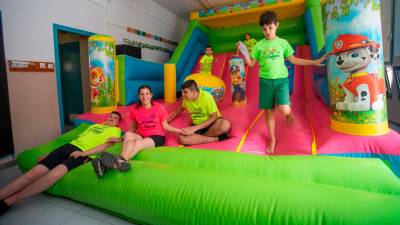 Un grupo de niños en el castillo hinchable, uno de sus sitios favoritos. FOTO: Marc Bosch