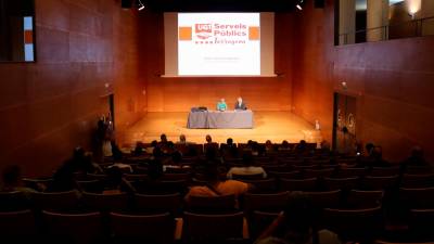 Imagen de la asamblea informativa entre los trabajadores de la basura, el Ayuntamiento de Tarragona y UGT sobre el proceso de adjudicación del nuevo contrato. Foto: ACN