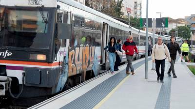 Imagen del primer tren regional que ha llegado a Tortosa desde Barcelona. Foto: Juan Revillas