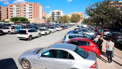 En el solar que ahora ocupa el parking disuasorio de la avenida Països Catalans se prevén 136 viviendas. FOTO: Alba Mariné