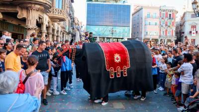 La Mulassa saludant a les famílies reunides a la plaça del Mercadal en l’inici de la cercavila. FOTO: Alba Mariné