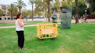 El Ayuntamiento retiró las figuras y está buscando la forma de mejorar el anclaje. Foto: Alba Mariné