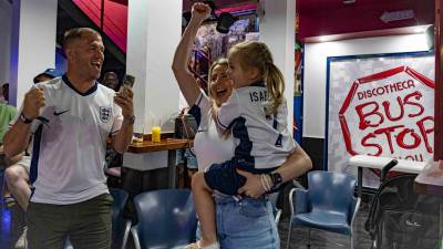 Una familia inglesa celebra uno de los goles de Inglaterra en Salou. foto: àngel ullate