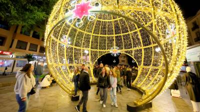 Las luces de este tramo de la Rambla Nova se han encendido este viernes. Fotos: Àngel Ullate