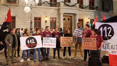 Plantilla del 112, concentrada al Mercadal ara fa un any. foto: Alba Mariné