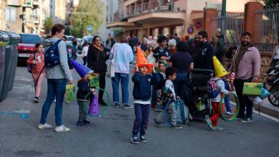 Els nens i nenes de l’Escola Prat de la Riba, gaudint del tram de l’avinguda davant del centre. Foto: Alba Mariné