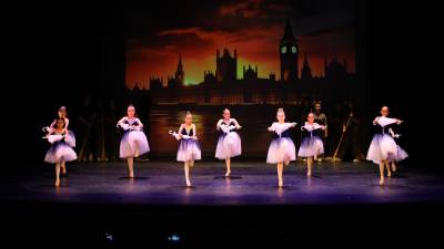 Un momento de la moderna puesta en escena al compás de ‘Mary Poppins’. foto: Alba Mariné