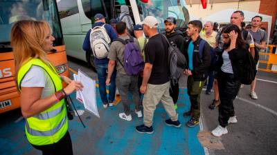 Autobuses habilitados en el Plan Alternativo de Renfe por la interrupción del servicio ferroviario entre Sant Vicenç de Calders y Tarragona. foto: marc bosch