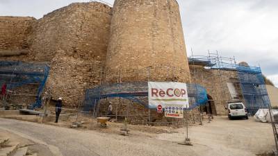 Bastides i treballs en marxa al castell de Móra d’Ebre, ahir al matí. Foto: J. Revillas