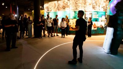 Una de les sales del Museu Casteller amb públic durant la presentació. foto: alba mariné