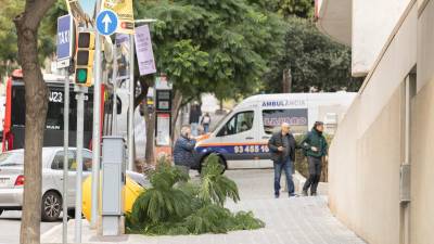 Varias personas caminan por una calle de con una rama de árbol caída , este miércoles en que las fuertes rachas de viento en la ciudad de Barcelona han llegado a los 90km/h en algún punto, y han provocado caídas de árboles y de ramas en la vía pública. Foto: EFE