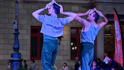 El duo de ‘Doma’ de DDC Danza - Daniel Doña, ahir al vespre a la plaça del Mercadal. Foto: Alfredo González