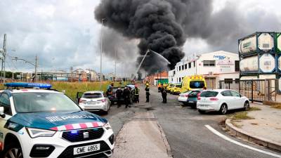 El incendio se inició a media tarde del sábado en una nave ddle polígono Entrevies de Tarragona. Foto: ACN