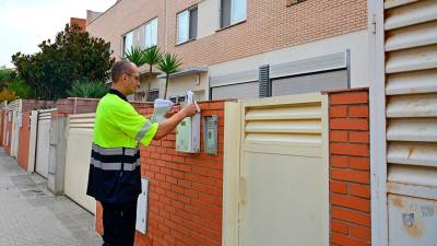 Las labores comienzan en casas de planta baja y con jardines. Foto: A. G.