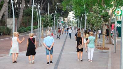 Peatones transitando por la calle Carles Buïgas, tras su remodelación. Foto: Alba Mariné