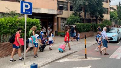 Salida del Col·legi Maria Rosa Molas de Reus ayer a las 13 h. Foto: Alfredo González