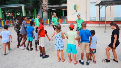 Algunos de los 35 jóvenes de la Escola Campclar, ayer en el Casal d’Estiu. Foto: Alba Mariné