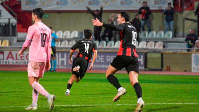 Pol Benito ha anotado el gol de la victoria rojinegra ante el Badalona. Fotos; Marc Libiano