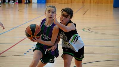 Una jugadora del Unicaja ante otra del Ploms Salle Reus. Foto: Cedida