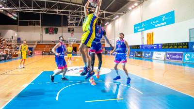 El pívot del CB Salou Santana machaca el aro durante el derbi de la Lliga Catalana FEB disputado en el Serrallo Foto: Marc Bosch