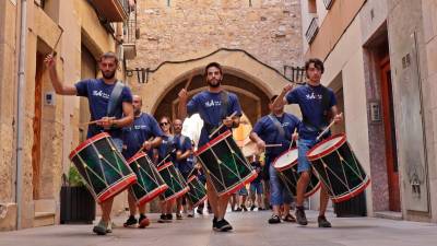 Los timbalers de los diables tocando en las matinades. Foto: Ajuntament de Vila-seca