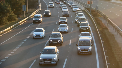 Una caravana de coches en la C-32. ACN