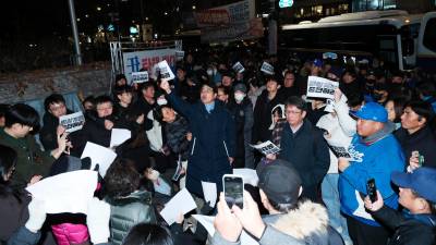 Personas protestan tras el anuncio de la ley marcial en Corea. Foto: EFE