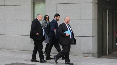 Los abogados de la acusación a su llegada a la Audiencia Nacional en Madrid donde este jueves declara el empresario Víctor de Aldama declara a petición propia ante el juez por el caso Koldo, que le investiga como presunto líder de la trama de adjudicación de contratos para la compra de mascarillas en plena pandemia. Foto: EFE