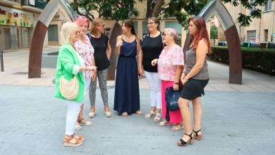 Cori Balanyà, Anabel Cuevas, Maria del Mar Escoda, Elena Mestres, Cori Parra, Esperanza Galindo y Puri Flores, en la plaza del Baluard. Foto: Alba Mariné