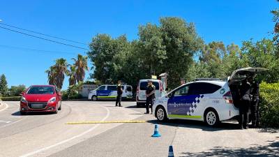 Un control desplegado por agentes de la policía local, con diversos vehículos, en la zona de la urbanización Aigüesverds. Foto: Alfredo González