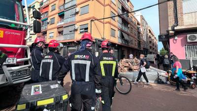 Los equipos de rescate ERICAM enviados por la Comunidad de Madrid, trabajando en Benetússer. Foto: EFE