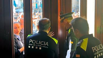 La Guàrdia Urbana va tancar temporalment les portes de l’Ajuntament per evitar l’accés de manifestants al saló de plens. Foto: Alfredo González