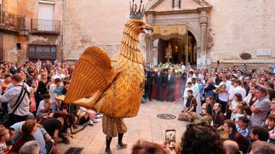 L’Àliga, ballant aquesta tarda a les portes de la prioral de Sant Pere. FOTO: Alba Mariné