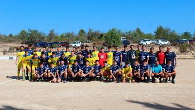 El primer equipo y la directiva antes del partido amistoso contra el C.E. El Catllar. Foto: Núria Prada