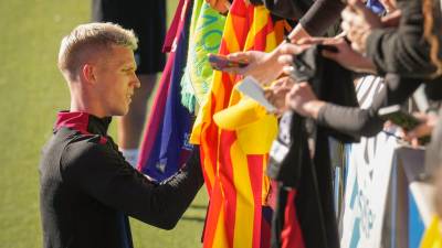 Dani Olmo firma autógrafos durante el entrenamiento del primer equipo del FC Barcelona que se celebró el pasado domingo en el estadio Johan Cruyff con las puertas abiertas al publico. Foto: EFE