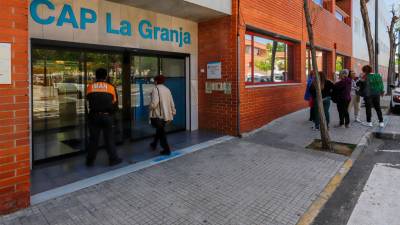 Puerta de entrada del CAP La Granja, situado en el barrio de Torreforta, con el vigilante. Foto: Marc Bosch
