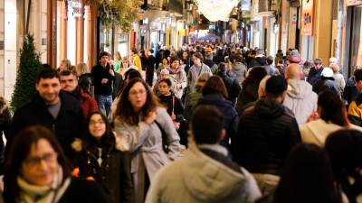 El carrer Monterols ple de gent, aquesta campanya de Nadal. FOTO: Alba Mariné