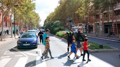 A l’esquerra de la imatge, cotxes de familiars de La Salle aparcats a la zona reservada. FOTO: Alba Mariné