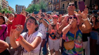 El público de la diada inmortalizando uno de los castells en la Plaça de la Font de Tarragona. Foto: Marc Bosch